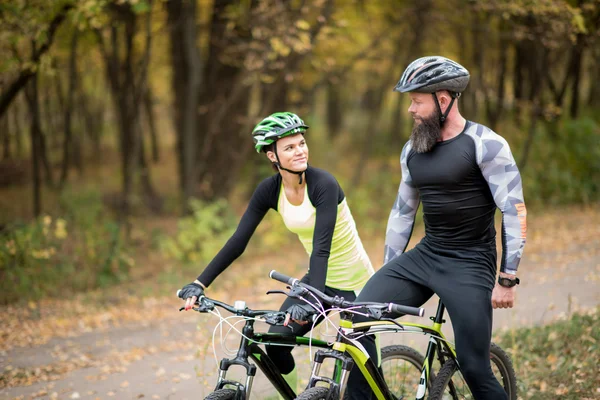 Ciclistas en el parque de otoño - foto de stock