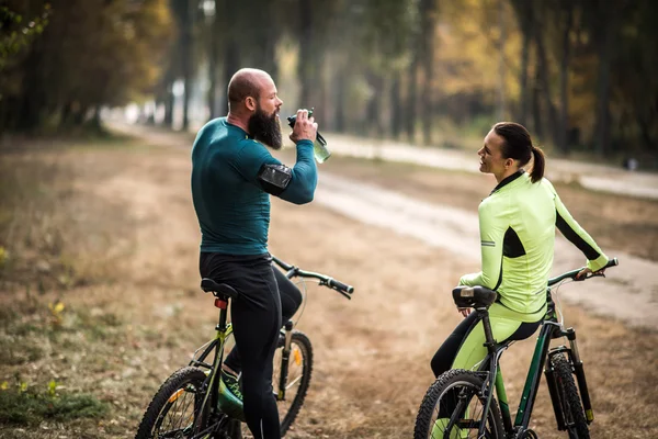 Пара велосипедистов в осеннем парке — стоковое фото