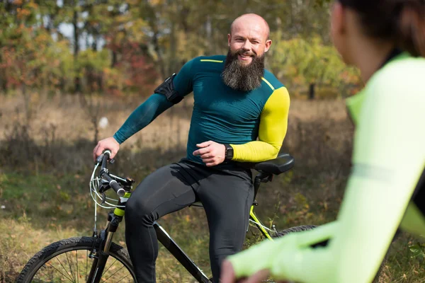 Couple de cyclistes dans le parc d'automne — Photo de stock