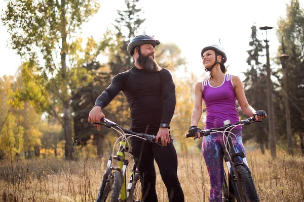 Casal de ciclismo ao ar livre — Fotografia de Stock