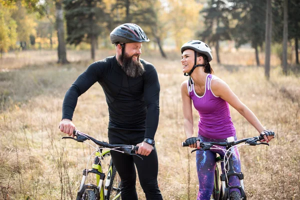 Pareja ciclismo al aire libre - foto de stock