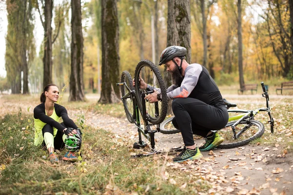 Hombre reparación de bicicleta - foto de stock