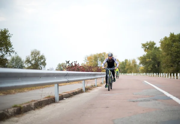 Hombre en bicicleta por carretera - foto de stock