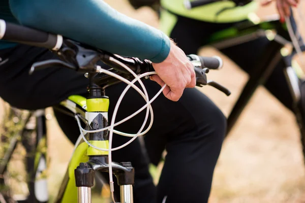Fechar os ciclistas com suas bicicletas — Fotografia de Stock