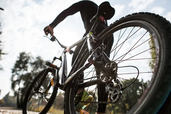 Visão traseira do homem com bicicleta — Fotografia de Stock