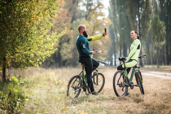 Cyclist taking picture of girl — Stock Photo