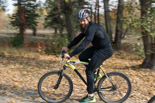 Homme barbu vélo dans le parc — Photo de stock