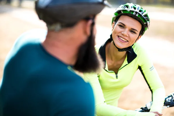 Couple de cyclistes dans le parc d'automne — Photo de stock