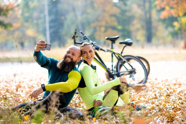 Coppia di ciclisti scattare selfie — Foto stock