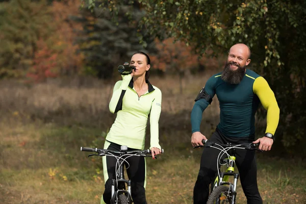 Radfahrerpaar im Herbstpark — Stockfoto