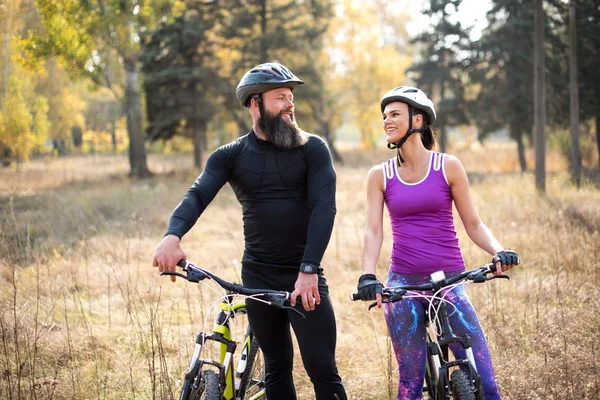 Pareja ciclismo al aire libre - foto de stock