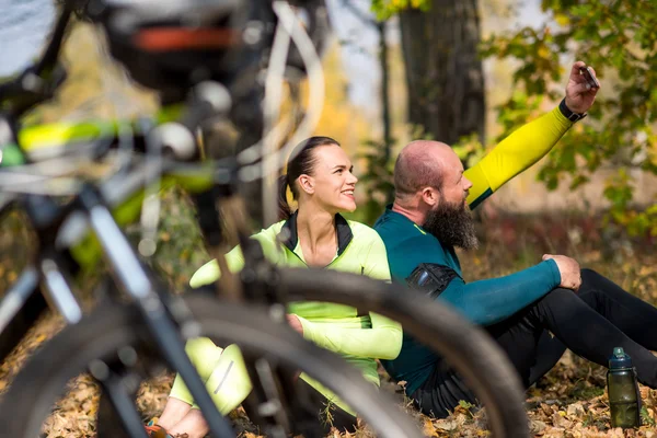 Couple of cyclists taking selfie — Stock Photo