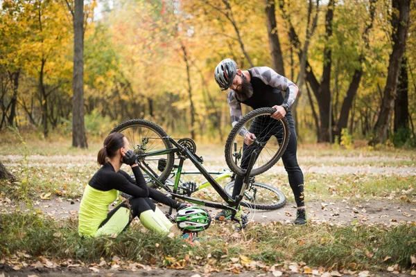 Homme réparation vélo — Photo de stock