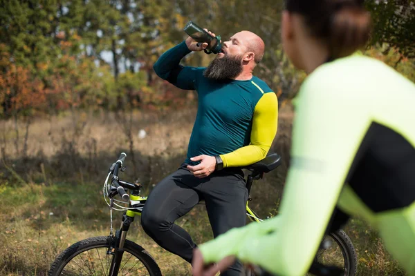 Casal de ciclistas no parque de outono — Fotografia de Stock