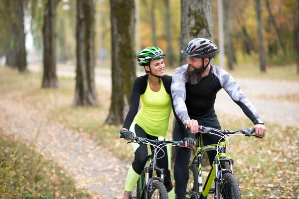 Ciclisti nel parco autunnale — Foto stock