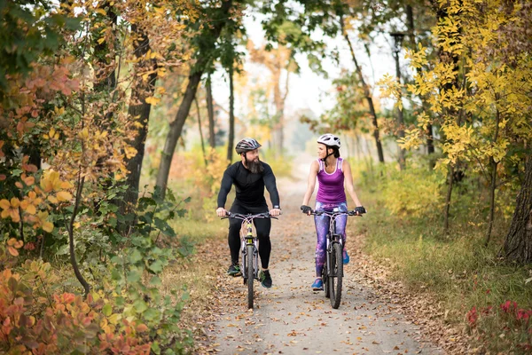 Couple cycling outdoors — Stock Photo