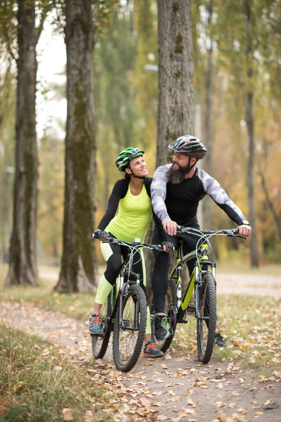 Ciclisti nel parco autunnale — Foto stock