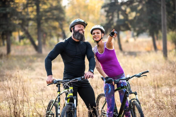 Casal de ciclismo ao ar livre — Fotografia de Stock