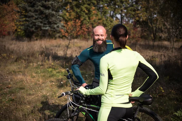 Couple de cyclistes dans le parc d'automne — Photo de stock