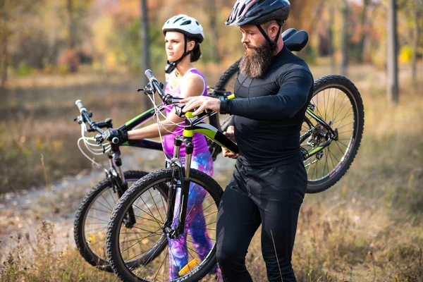 Ciclistas carregando suas bicicletas — Fotografia de Stock