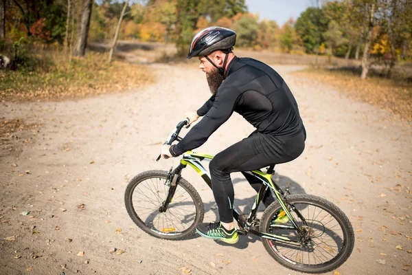 Homme barbu vélo dans le parc — Photo de stock