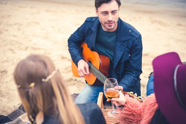 Schöner junger Mann spielt Gitarre — Stockfoto