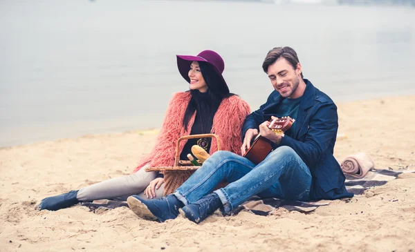 Uomo che suona la chitarra al picnic all'aperto — Foto stock