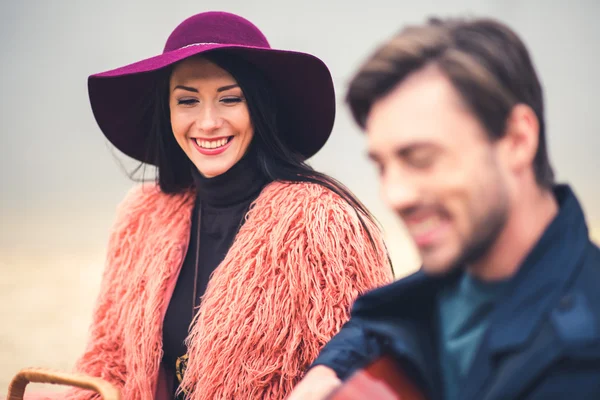 Uomo che suona la chitarra al picnic all'aperto — Foto stock