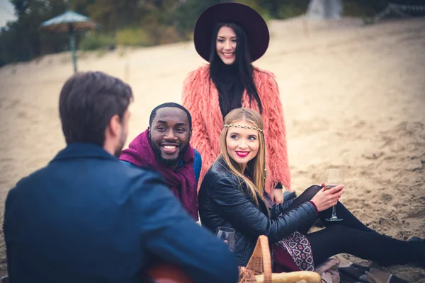 Happy friends with guitar at alfresco picnic — Stock Photo