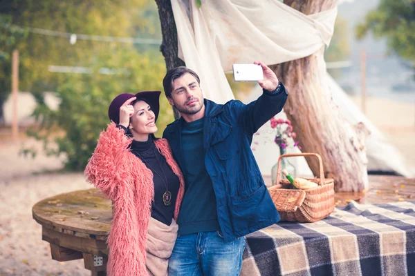 Pareja haciendo autorretrato - foto de stock