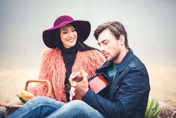 Mann spielt Gitarre beim Picknick im Freien — Stockfoto