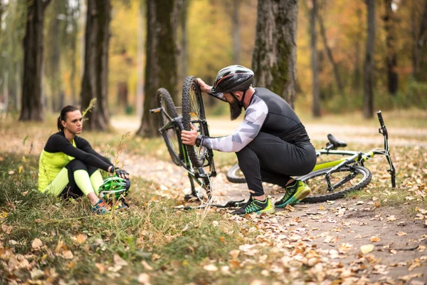 Man repairing bike in park — Stock Photo