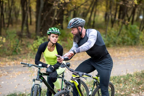 Bearded man showing smartphone to girl — Stock Photo