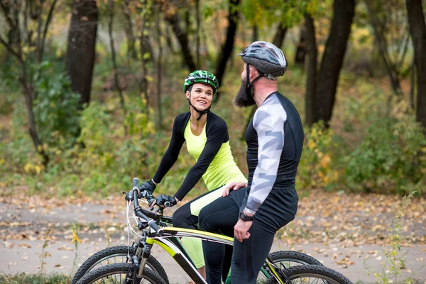 Ciclisti con bici nel parco autunnale — Foto stock