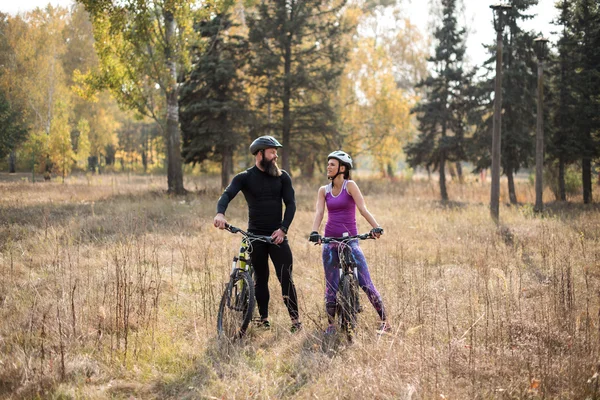 Coppia di ciclisti che riposano nel parco — Foto stock