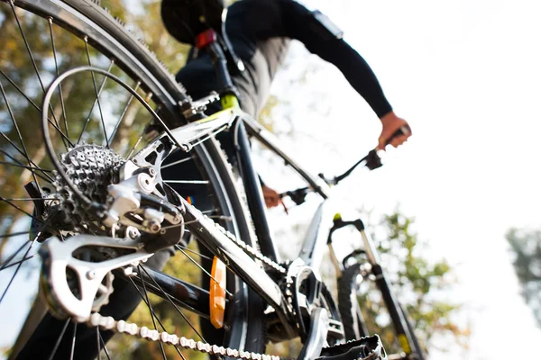 Uomo in abbigliamento sportivo con bicicletta — Foto stock