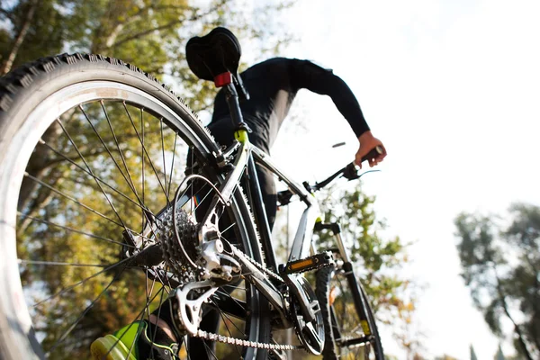 Чоловік у спортивному одязі з велосипедом — стокове фото
