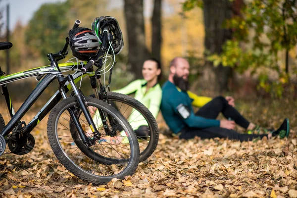 Bicicletas y pareja de ciclistas en el parque - foto de stock