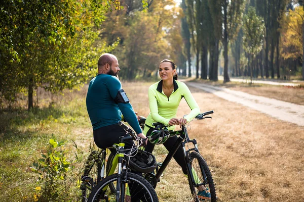 Coppia di ciclisti che riposano nel parco — Foto stock