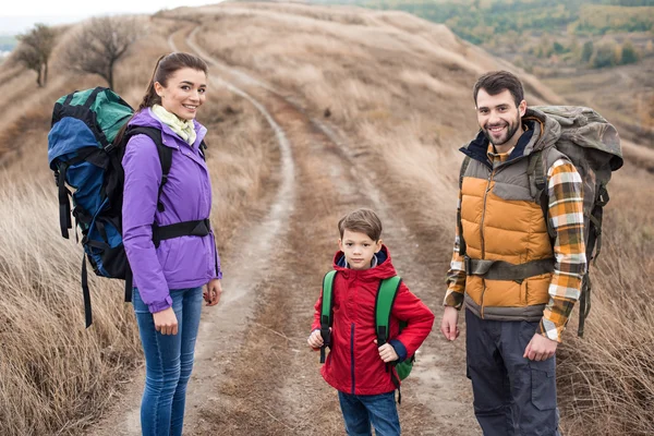 Glückliche Familie mit Rucksäcken — Stockfoto