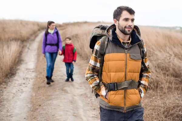 Homme avec femme et fils sac à dos — Photo de stock