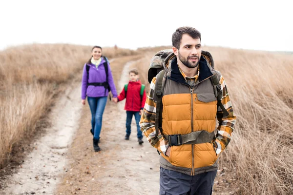 Uomo con moglie e figlio zaino in spalla — Foto stock