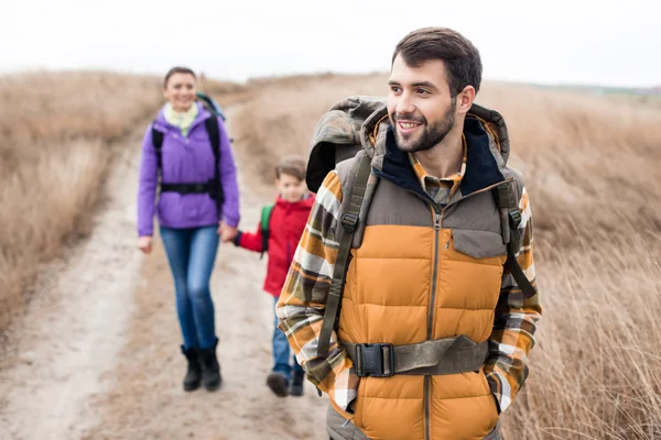 Uomo con moglie e figlio zaino in spalla — Foto stock