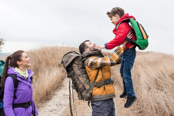 Buon padre che tiene il figlioletto — Foto stock