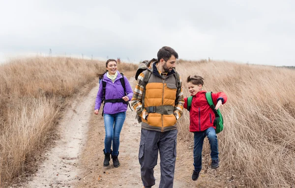 Famille heureuse avec sacs à dos marche — Photo de stock