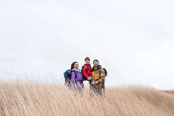 Famille heureuse avec sacs à dos — Photo de stock