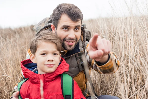 Father with son sitting in grass — Stock Photo
