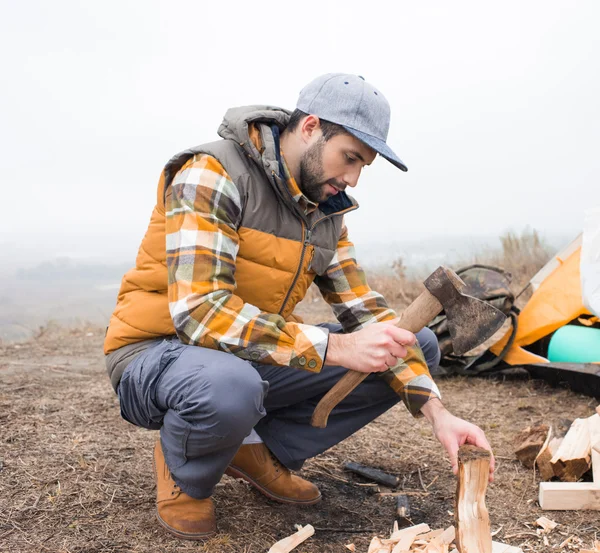 Man chopping firewood with axe — Stock Photo