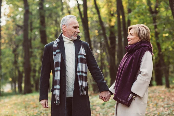 Couple d'âge mûr marche dans le parc d'automne — Photo de stock