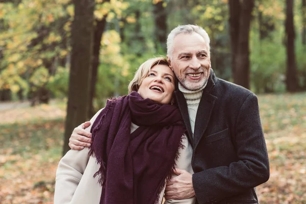 Sorridente coppia matura nel parco — Foto stock